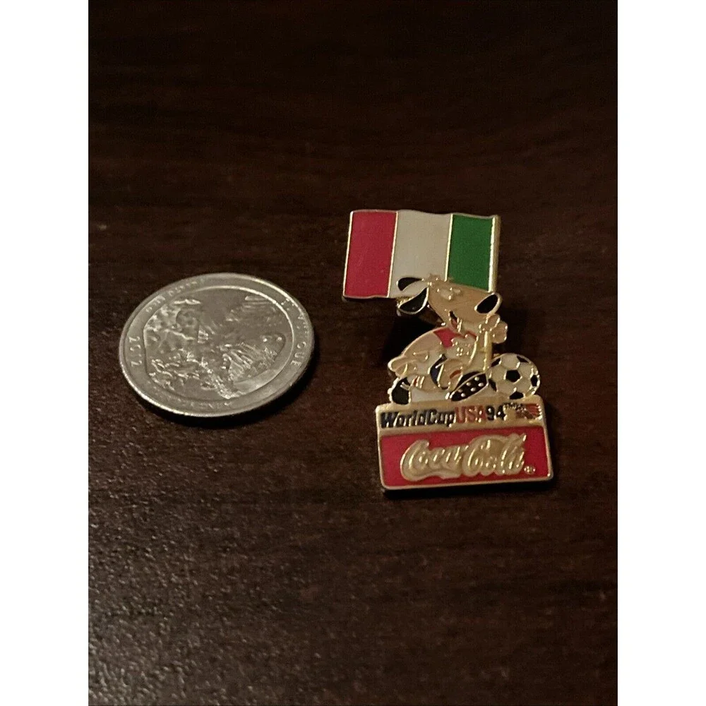 1994 USA World Cup‎ Coca-Cola Stryker Dog Mascot Italy Flag Lapel Hat Pin